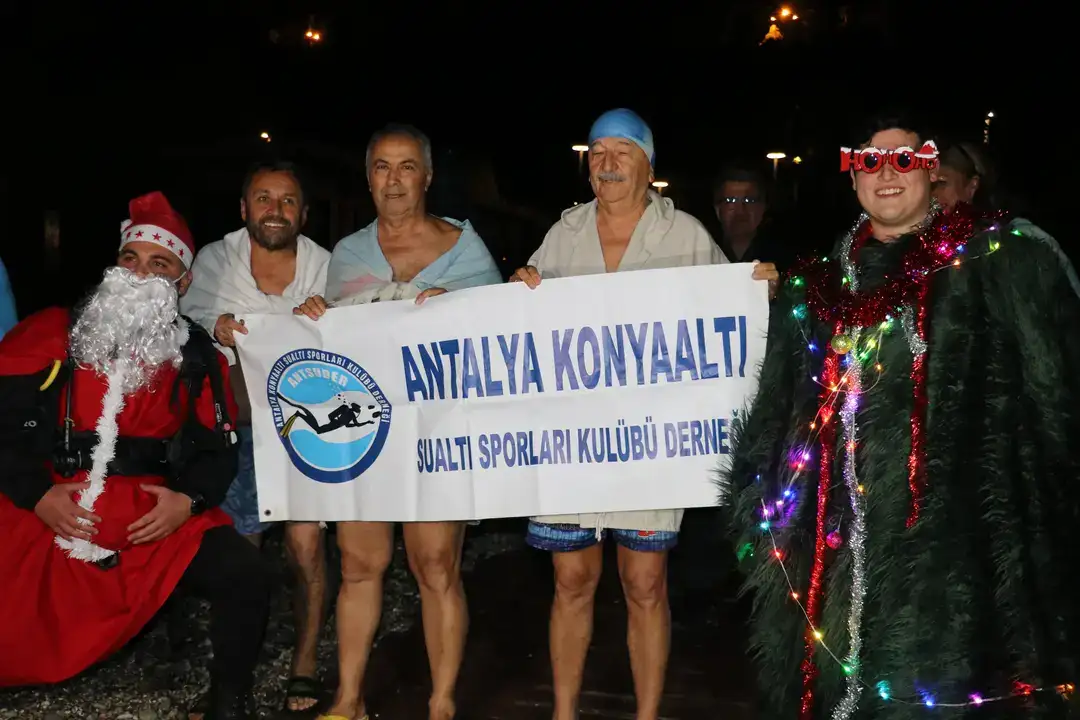 Antalya’da 2026 Yılını Denizde Karşıladılar 12